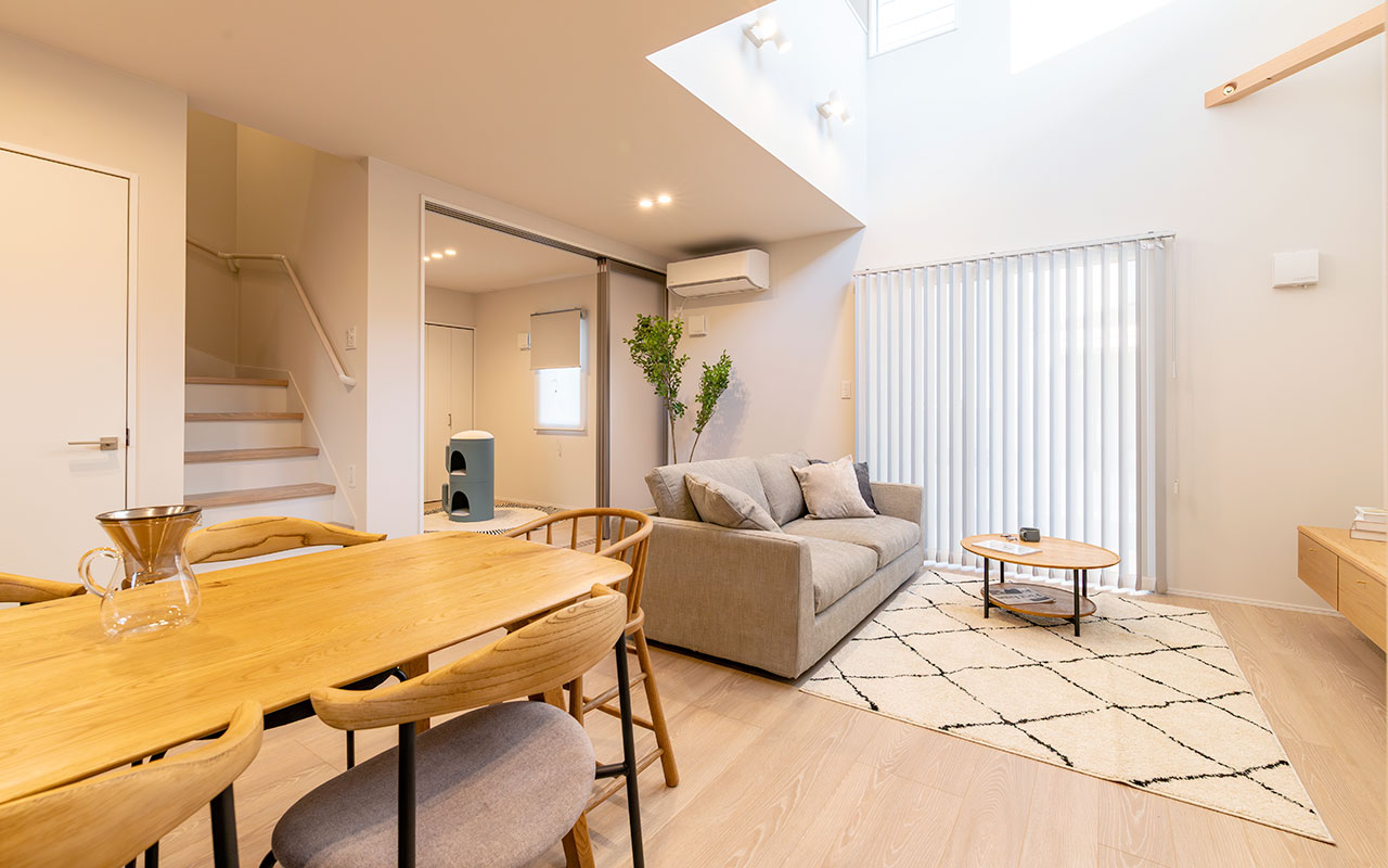 デパラソファ / サーボコーヒーテーブル / ファーモラグ/ デッケダイニングテーブル / アトムチェア/ ポピーキッズチェア/クラッシュゲート法人